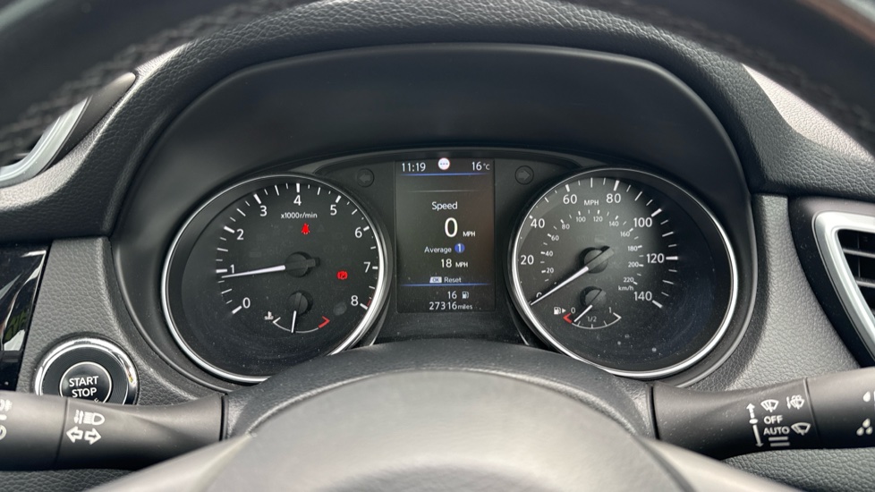 Nissan Qashqai 1.3 DiG-T N-Connecta 5dr [Glass Roof Pack] Petrol Hatchback - Image 18
