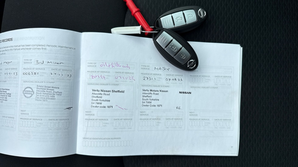 Nissan Qashqai 1.3 DiG-T N-Connecta 5dr [Glass Roof Pack] Petrol Hatchback - Image 19