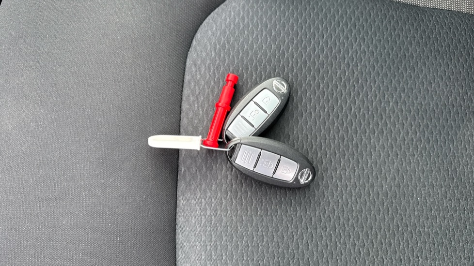 Nissan Qashqai 1.3 DiG-T N-Connecta 5dr [Glass Roof Pack] Petrol Hatchback - Image 20