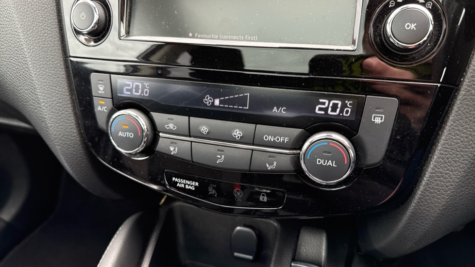Nissan Qashqai 1.3 DiG-T N-Connecta 5dr [Glass Roof Pack] Petrol Hatchback - Image 26
