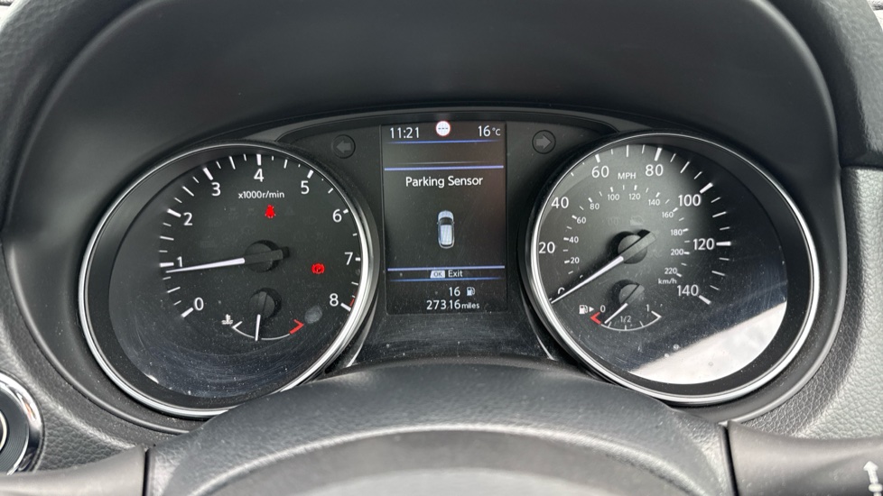 Nissan Qashqai 1.3 DiG-T N-Connecta 5dr [Glass Roof Pack] Petrol Hatchback - Image 29