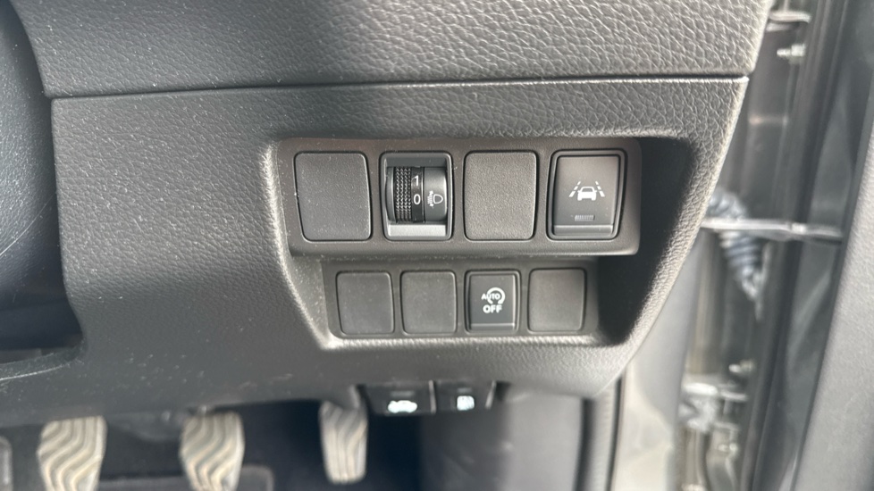 Nissan Qashqai 1.3 DiG-T N-Connecta 5dr [Glass Roof Pack] Petrol Hatchback - Image 30