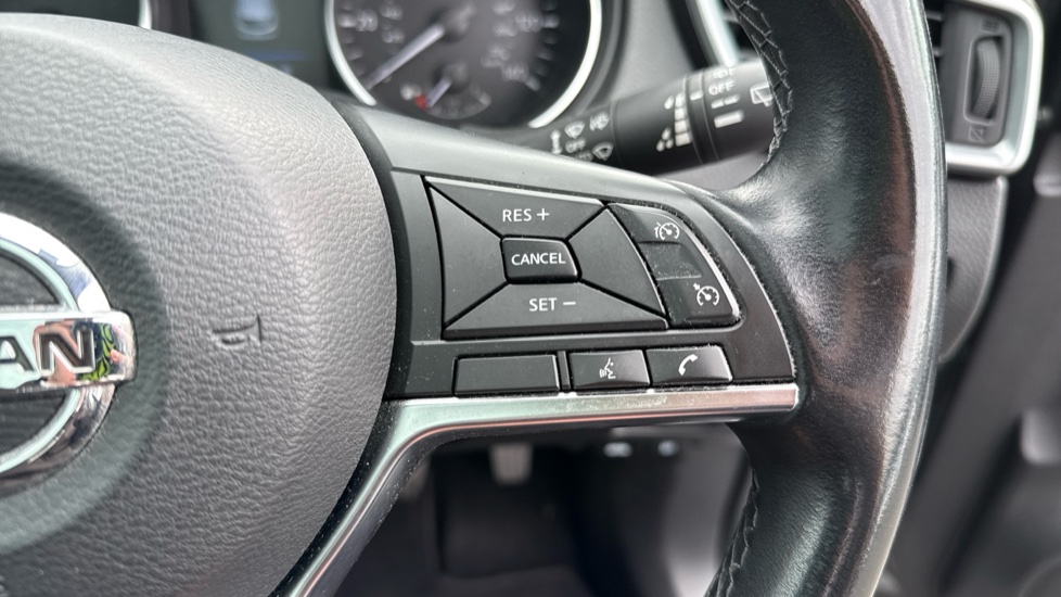 Nissan Qashqai 1.3 DiG-T N-Connecta 5dr [Glass Roof Pack] Petrol Hatchback - Image 31