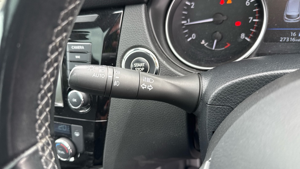 Nissan Qashqai 1.3 DiG-T N-Connecta 5dr [Glass Roof Pack] Petrol Hatchback - Image 34