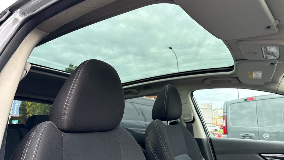 Nissan Qashqai 1.3 DiG-T N-Connecta 5dr [Glass Roof Pack] Petrol Hatchback - Image 35