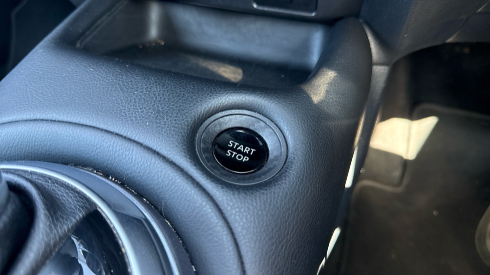 Nissan Juke 1.6 Hybrid Tekna 5dr Auto Hybrid Hatchback - Image 23