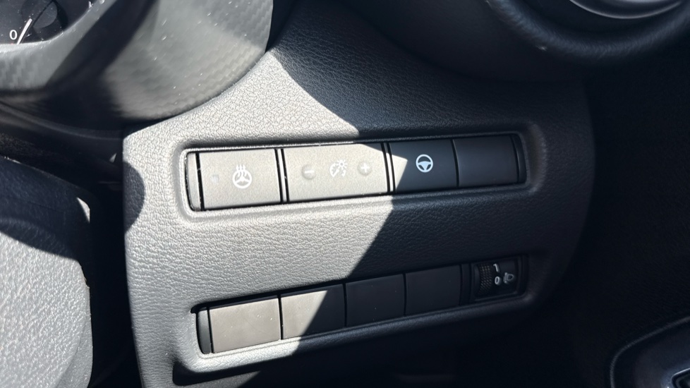 Nissan Juke 1.6 Hybrid Tekna 5dr Auto Hybrid Hatchback - Image 31