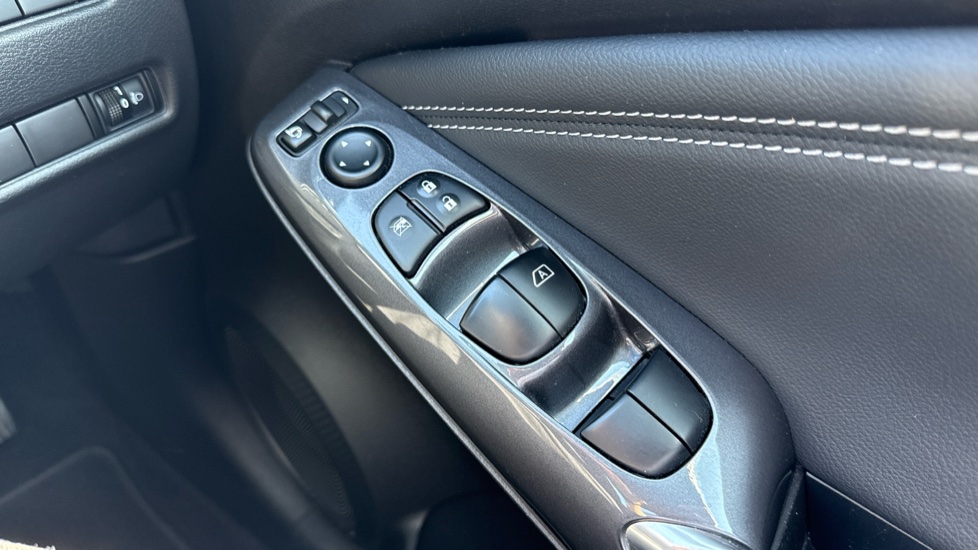 Nissan Juke 1.6 Hybrid Tekna 5dr Auto Hybrid Hatchback - Image 32