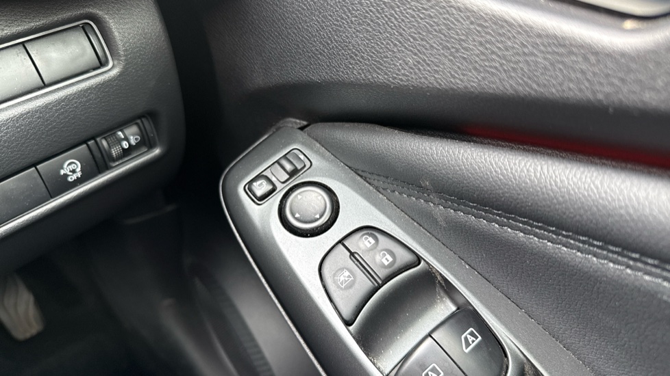 Nissan Juke 1.0 DiG-T N-Connecta 5dr Petrol Hatchback - Image 34
