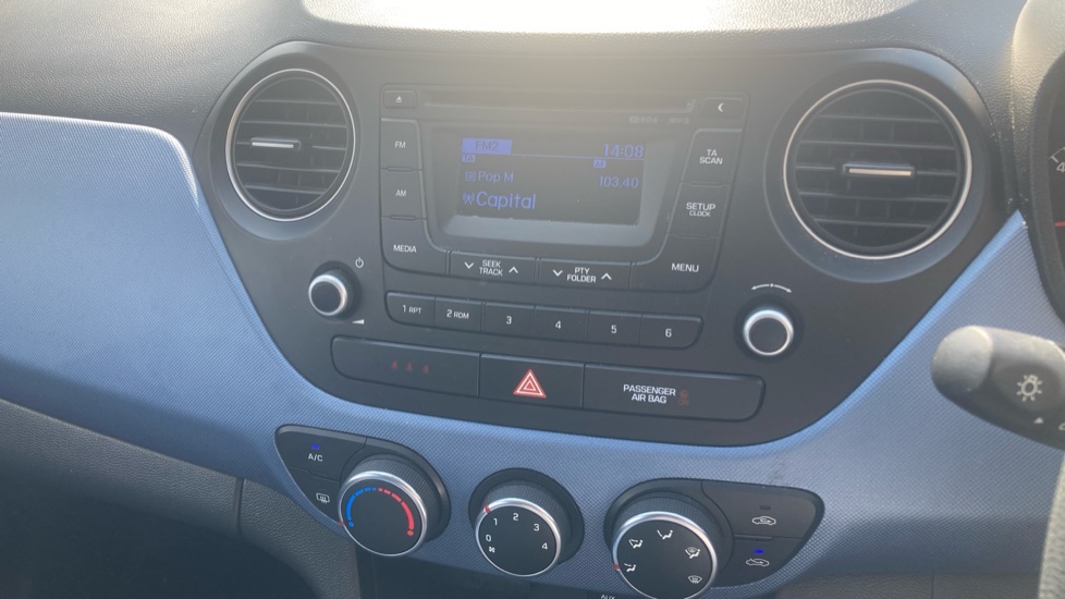 Hyundai i10 1.0 SE 5dr Petrol Hatchback - Image 12