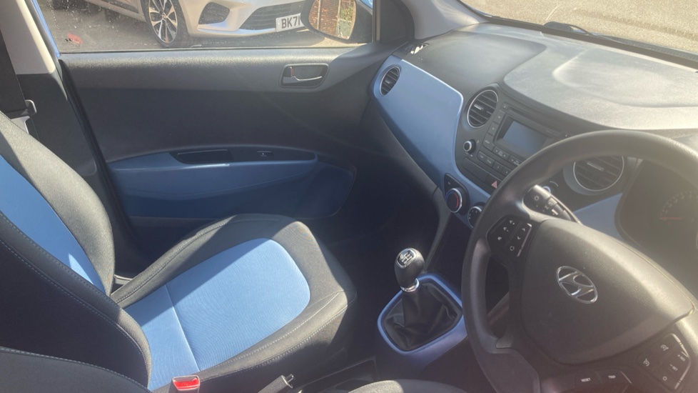 Hyundai i10 1.0 SE 5dr Petrol Hatchback - Image 14