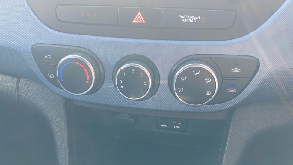 Hyundai i10 1.0 SE 5dr Petrol Hatchback - Image 21
