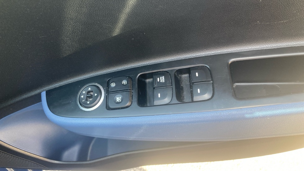 Hyundai i10 1.0 SE 5dr Petrol Hatchback - Image 24