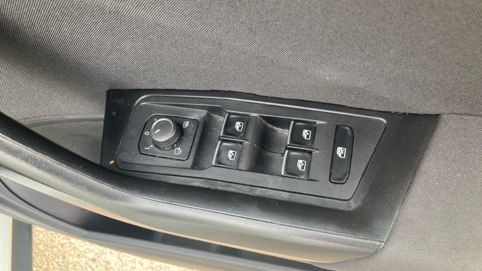 Volkswagen T-Roc 1.0 TSI Design 5dr Petrol Hatchback - Image 24