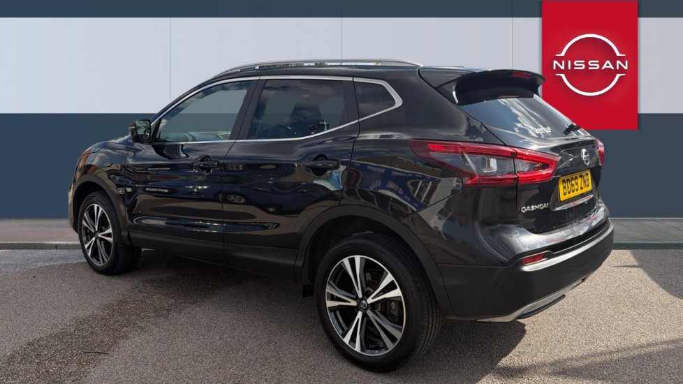 Nissan Qashqai 1.3 DiG-T N-Connecta 5dr [Glass Roof Pack] Petrol Hatchback - Image 2