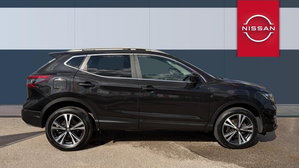 Nissan Qashqai 1.3 DiG-T N-Connecta 5dr [Glass Roof Pack] Petrol Hatchback - Image 5