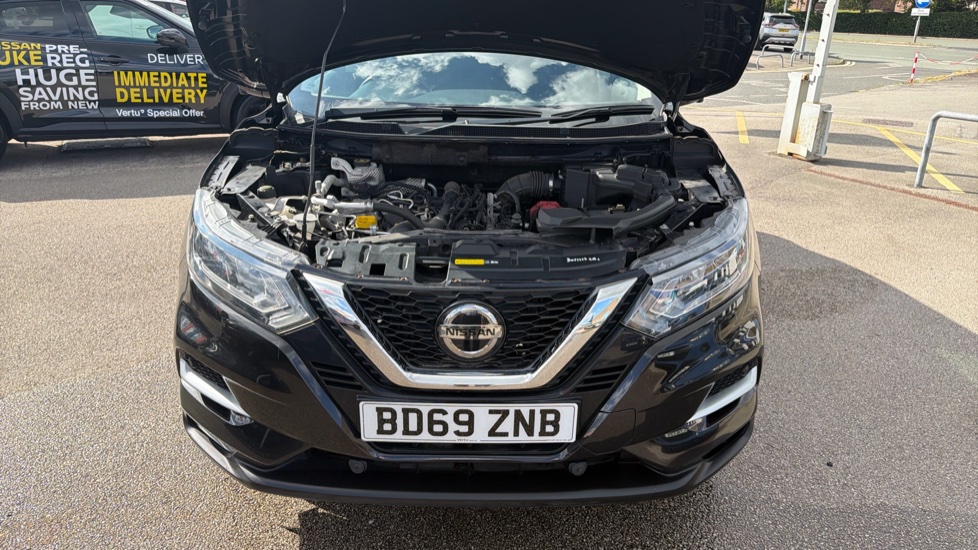 Nissan Qashqai 1.3 DiG-T N-Connecta 5dr [Glass Roof Pack] Petrol Hatchback - Image 8