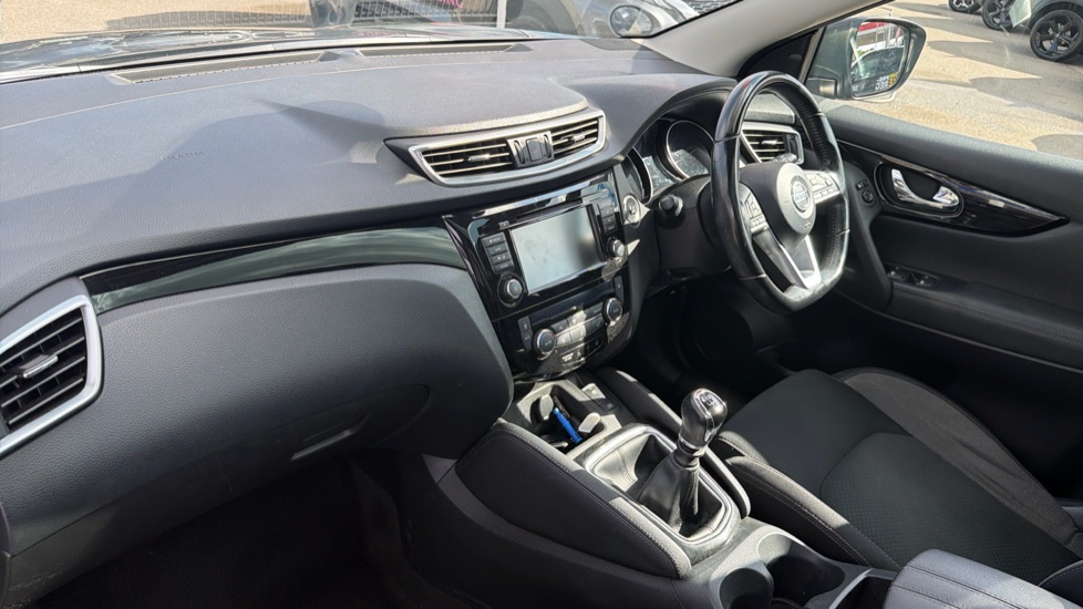 Nissan Qashqai 1.3 DiG-T N-Connecta 5dr [Glass Roof Pack] Petrol Hatchback - Image 9