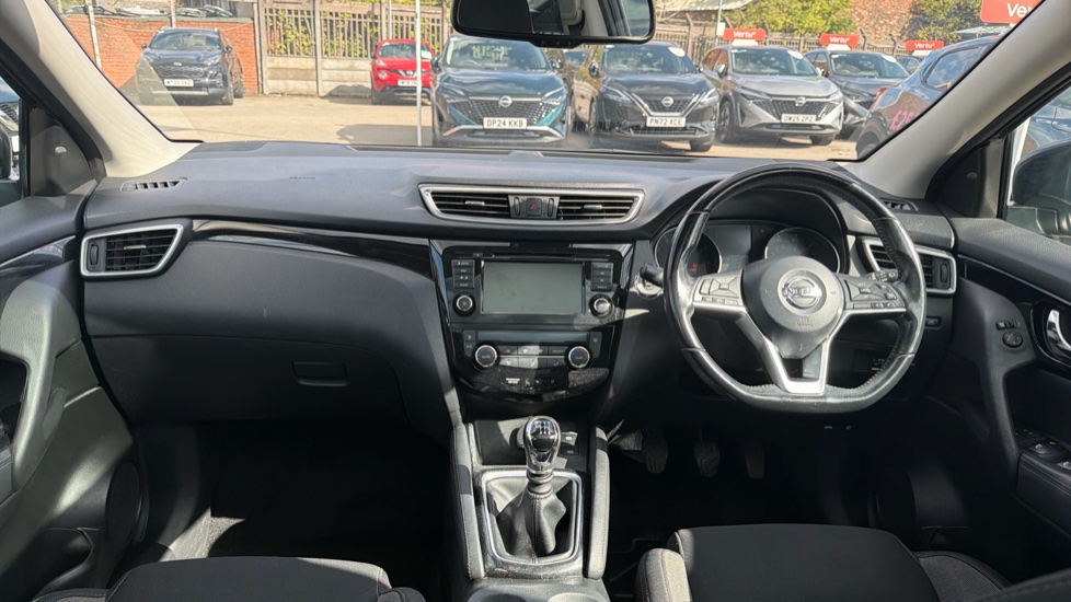 Nissan Qashqai 1.3 DiG-T N-Connecta 5dr [Glass Roof Pack] Petrol Hatchback - Image 10