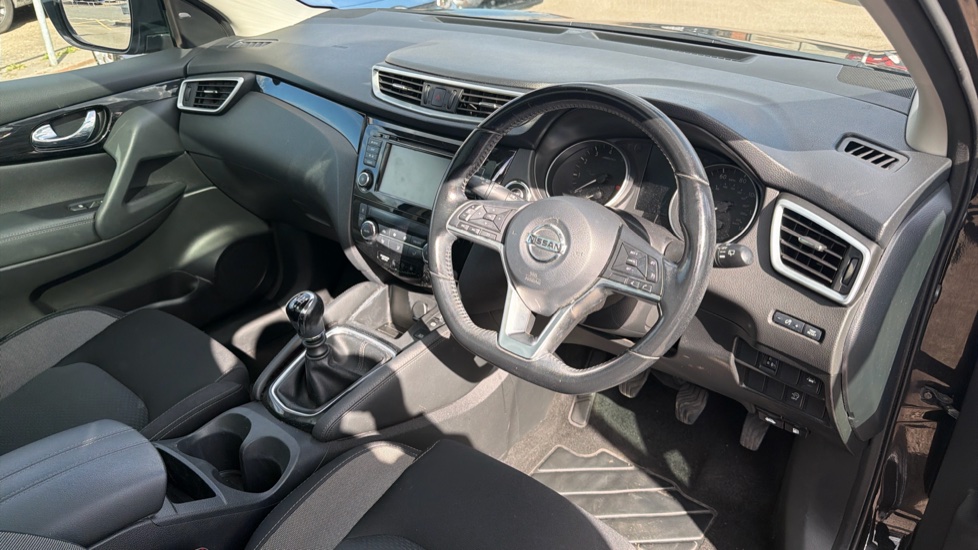 Nissan Qashqai 1.3 DiG-T N-Connecta 5dr [Glass Roof Pack] Petrol Hatchback - Image 11