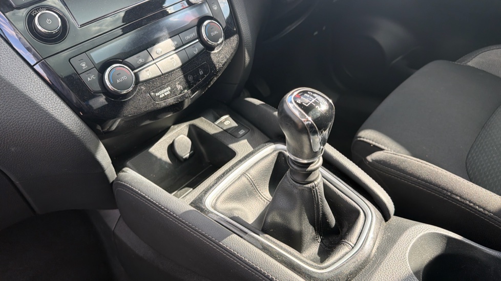 Nissan Qashqai 1.3 DiG-T N-Connecta 5dr [Glass Roof Pack] Petrol Hatchback - Image 13