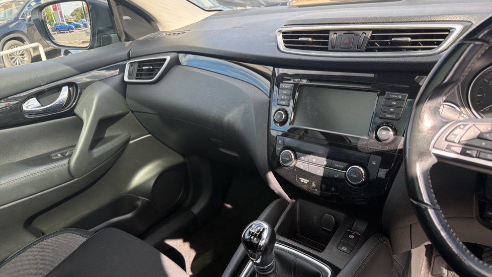 Nissan Qashqai 1.3 DiG-T N-Connecta 5dr [Glass Roof Pack] Petrol Hatchback - Image 14