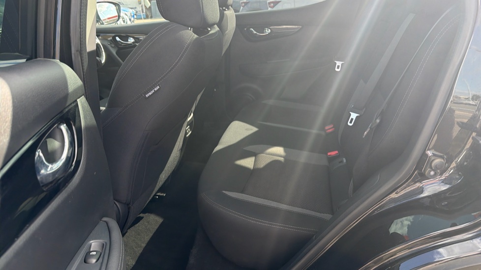 Nissan Qashqai 1.3 DiG-T N-Connecta 5dr [Glass Roof Pack] Petrol Hatchback - Image 16