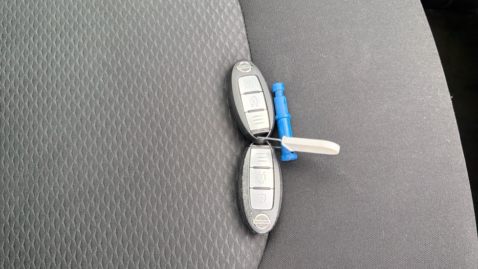 Nissan Qashqai 1.3 DiG-T N-Connecta 5dr [Glass Roof Pack] Petrol Hatchback - Image 20