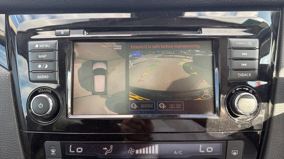Nissan Qashqai 1.3 DiG-T N-Connecta 5dr [Glass Roof Pack] Petrol Hatchback - Image 21