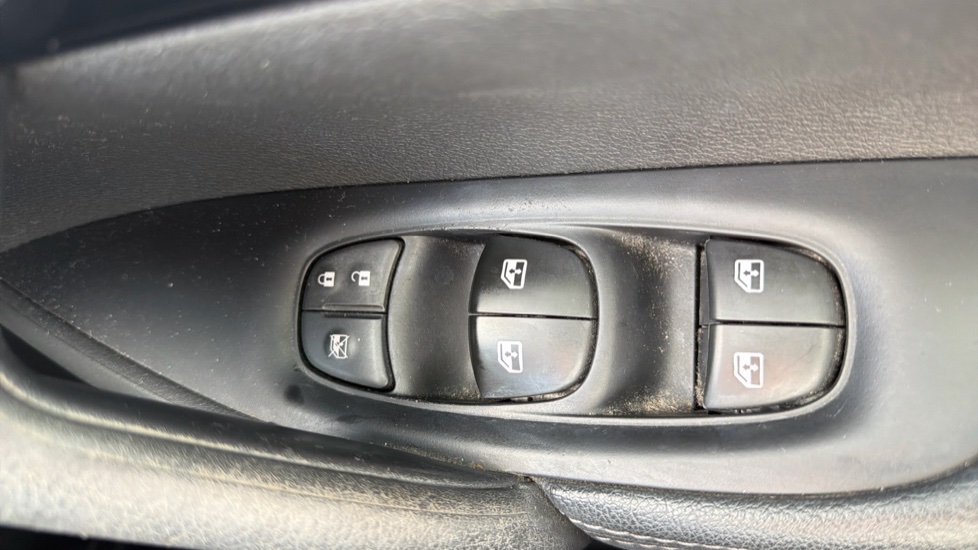Nissan Qashqai 1.3 DiG-T N-Connecta 5dr [Glass Roof Pack] Petrol Hatchback - Image 22