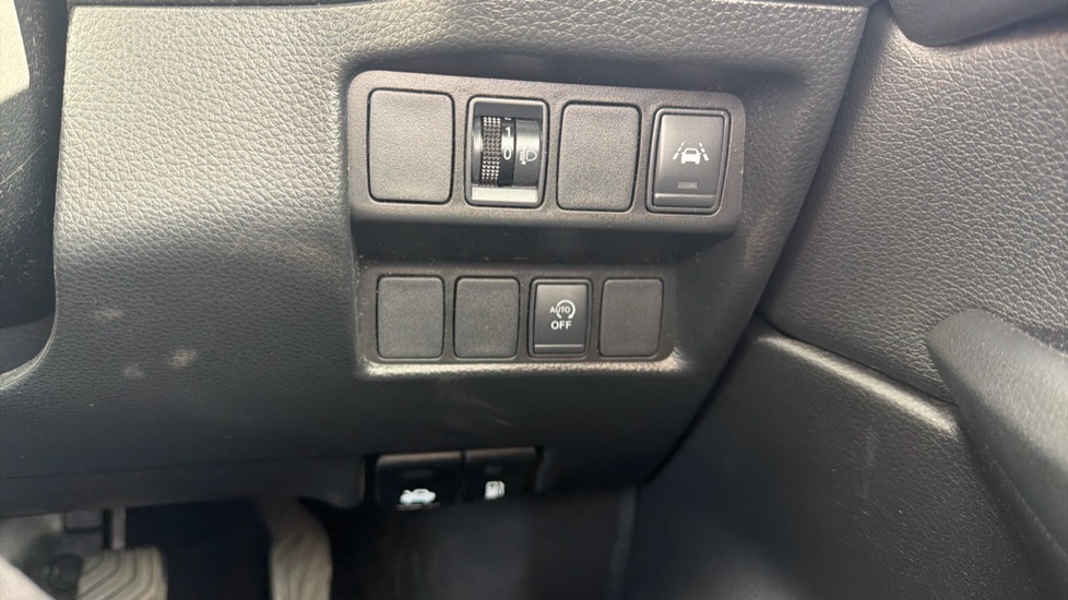 Nissan Qashqai 1.3 DiG-T N-Connecta 5dr [Glass Roof Pack] Petrol Hatchback - Image 23