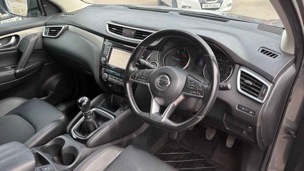Nissan Qashqai 1.5 dCi Tekna [Glass Roof Pack] 5dr Diesel Hatchback - Image 11