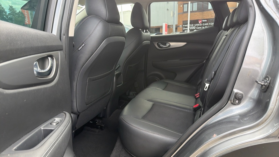 Nissan Qashqai 1.5 dCi Tekna [Glass Roof Pack] 5dr Diesel Hatchback - Image 16