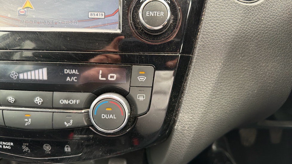 Nissan Qashqai 1.5 dCi Tekna [Glass Roof Pack] 5dr Diesel Hatchback - Image 23
