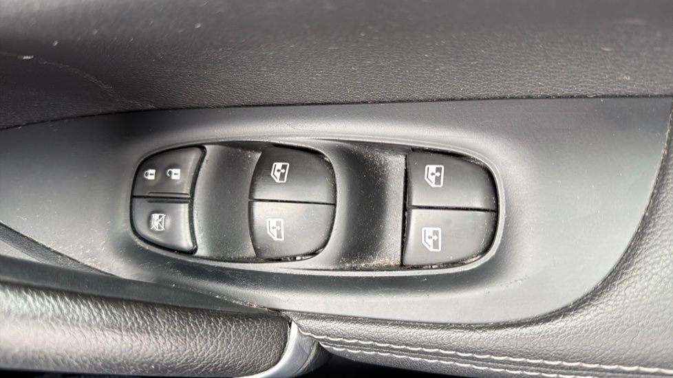 Nissan Qashqai 1.5 dCi Tekna [Glass Roof Pack] 5dr Diesel Hatchback - Image 24