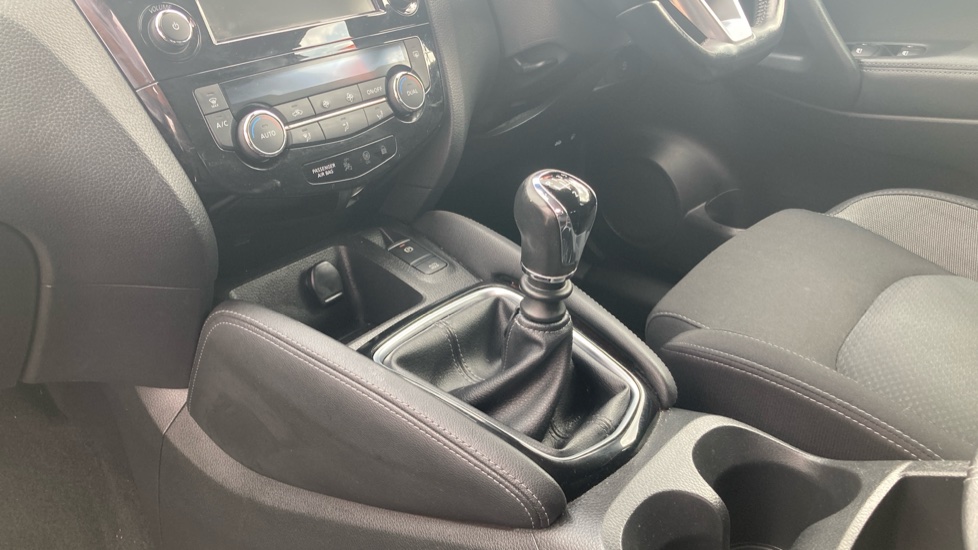 Nissan Qashqai 1.5 dCi 115 N-Connecta 5dr Diesel Hatchback - Image 13