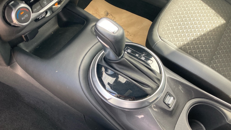 Nissan Juke 1.0 DiG-T 114 N-Connecta 5dr DCT Petrol Hatchback - Image 13