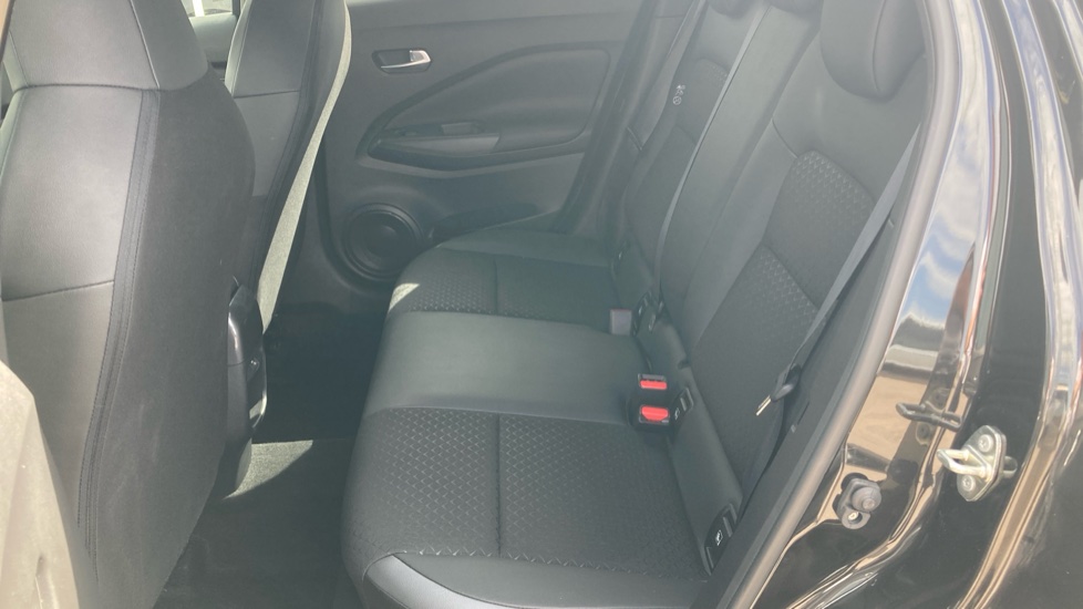 Nissan Juke 1.0 DiG-T 114 N-Connecta 5dr DCT Petrol Hatchback - Image 16