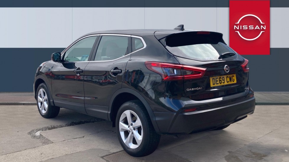Nissan Qashqai 1.3 DiG-T 160 Acenta Premium 5dr Petrol Hatchback - Image 2