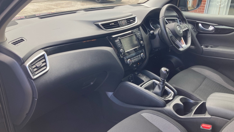 Nissan Qashqai 1.3 DiG-T 160 Acenta Premium 5dr Petrol Hatchback - Image 9