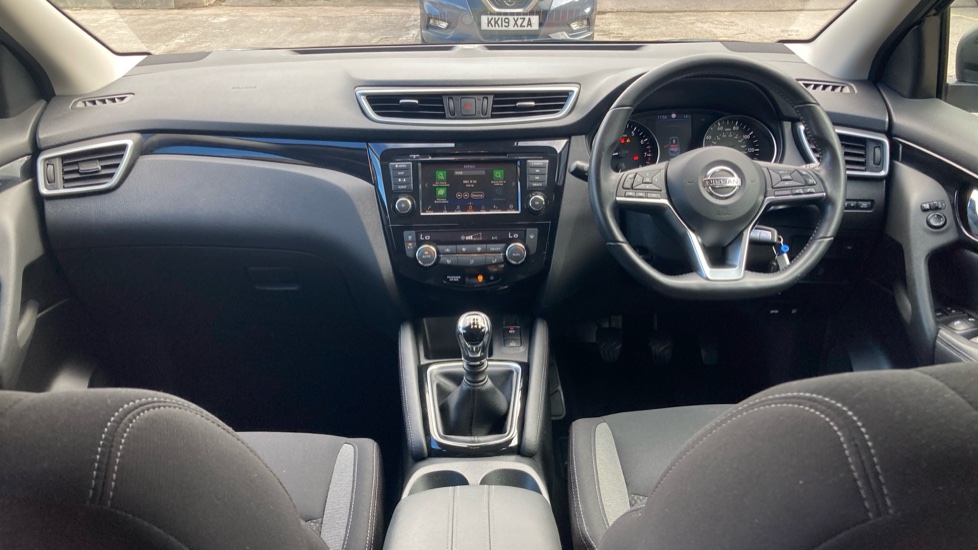 Nissan Qashqai 1.3 DiG-T 160 Acenta Premium 5dr Petrol Hatchback - Image 10