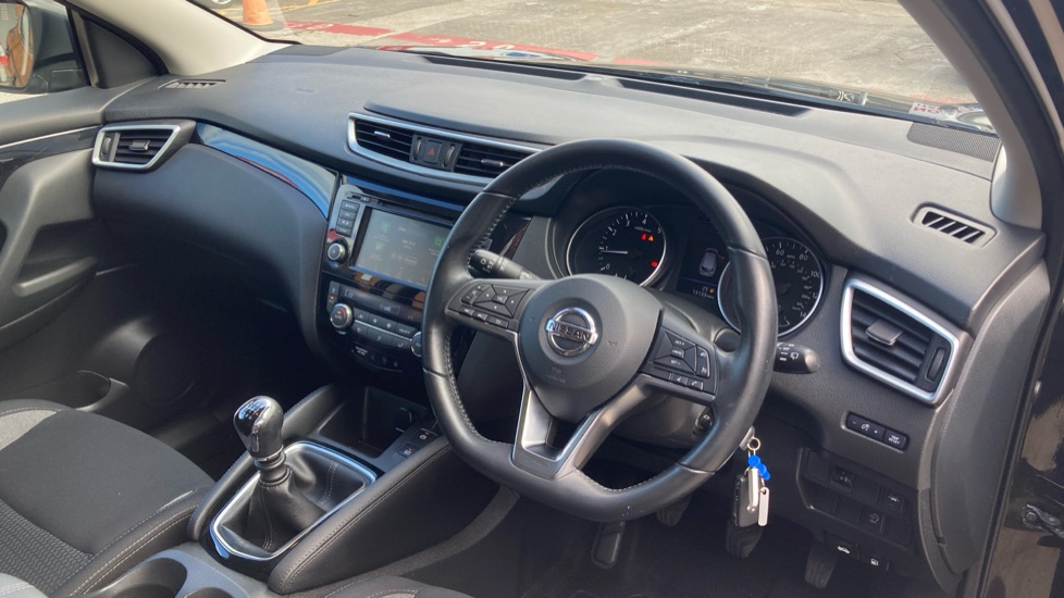 Nissan Qashqai 1.3 DiG-T 160 Acenta Premium 5dr Petrol Hatchback - Image 11