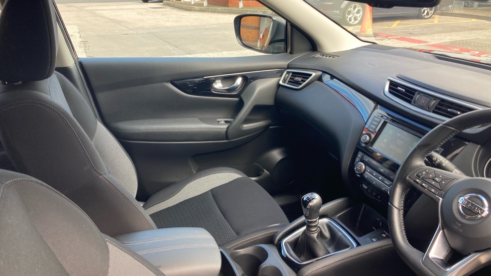 Nissan Qashqai 1.3 DiG-T 160 Acenta Premium 5dr Petrol Hatchback - Image 14