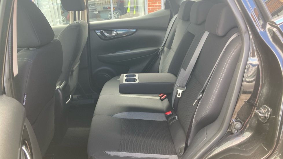 Nissan Qashqai 1.3 DiG-T 160 Acenta Premium 5dr Petrol Hatchback - Image 16