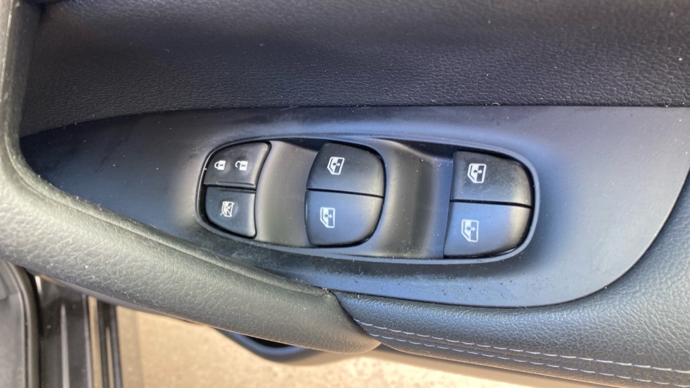 Nissan Qashqai 1.3 DiG-T 160 Acenta Premium 5dr Petrol Hatchback - Image 21