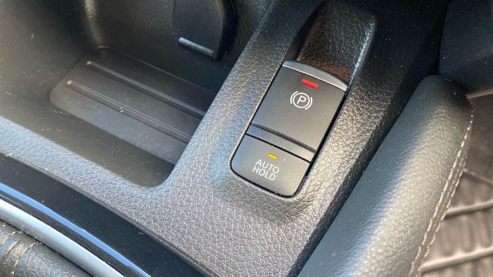 Nissan Qashqai 1.3 DiG-T 160 Acenta Premium 5dr Petrol Hatchback - Image 25