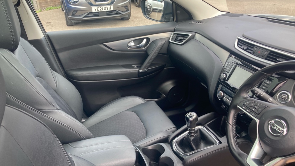 Nissan Qashqai 1.3 DiG-T Tekna 5dr Petrol Hatchback - Image 14