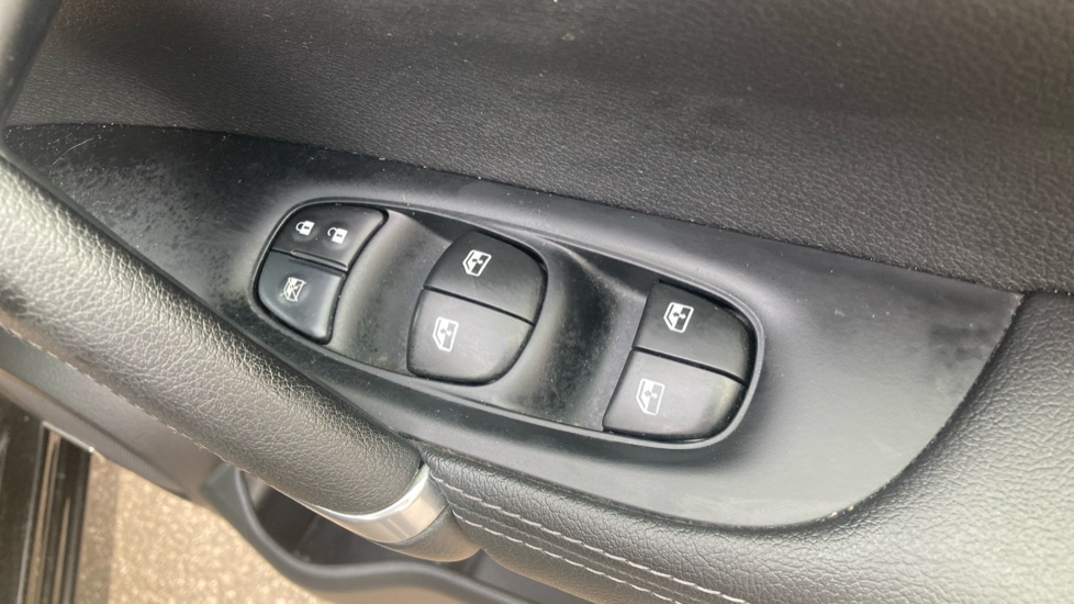 Nissan Qashqai 1.3 DiG-T Tekna 5dr Petrol Hatchback - Image 24