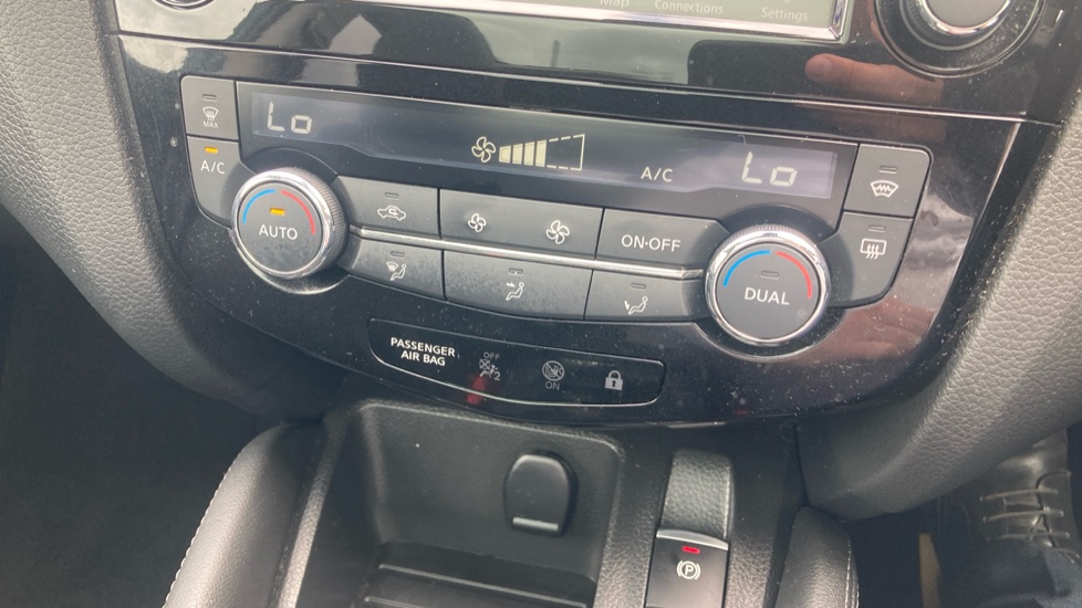 Nissan Qashqai 1.3 DiG-T Tekna 5dr Petrol Hatchback - Image 32