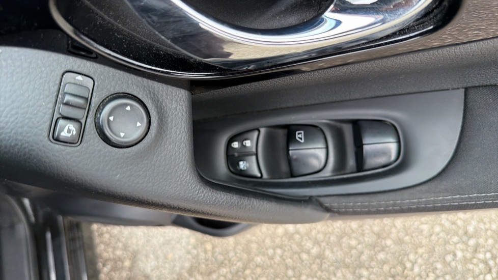 Nissan Qashqai 1.6 DiG-T N-Tec+ 5dr Petrol Hatchback - Image 23